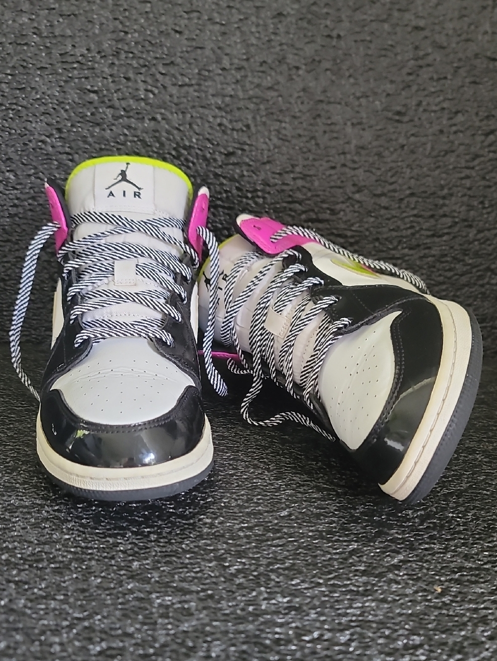 Nike Air Jordan 1 Mid (special edition) "Cyber Active Vibrant Pink" Wmns 8 - Picture 5 of 16